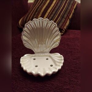 Clam shell displays holder by bath and body works